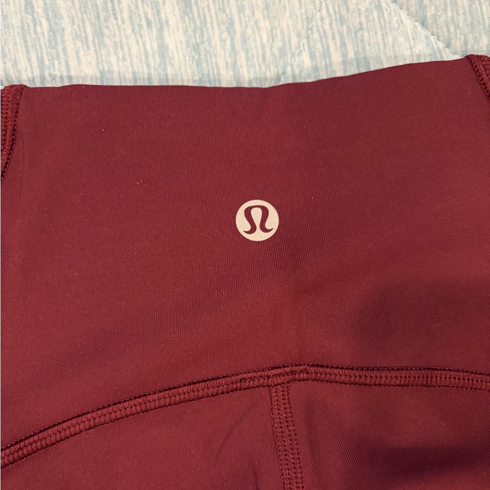 lululemon cropped leggings, size 6, mesh panels on the legs, excellent